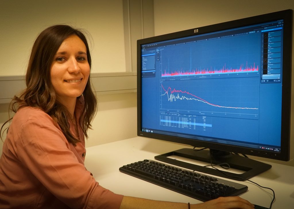 Àngels Mateu-Regué analyzing fluorescence correlation spectroscopy (FCS) data.