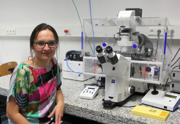 Prof. Dr. Tanja Brigadski am ZEISS Cell Observer, mit dem lebende Organismen und intrazelluläre Prozesse beobachtet werden können (Foto: HS KL)