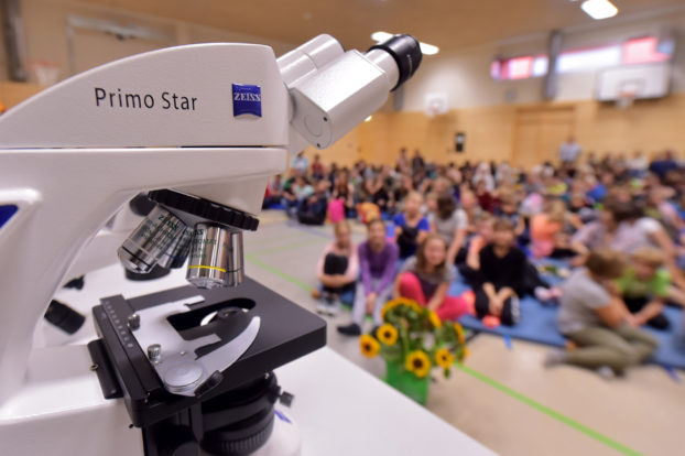 ZEISS übergab der Schule zwei Mikroskope der Typen ZEISS Stemi 305 und ZEISS Primo Star symbolisch für einen Klassensatz