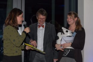 Prof. Dr. Julia Walochnik (Präsidentin der DGP 2018), Prof. Dr. Hartmut Arndt und Sarah Carduck (v.l.n.r.) bei der Verleihung Preises. Foto: Johannes Werner