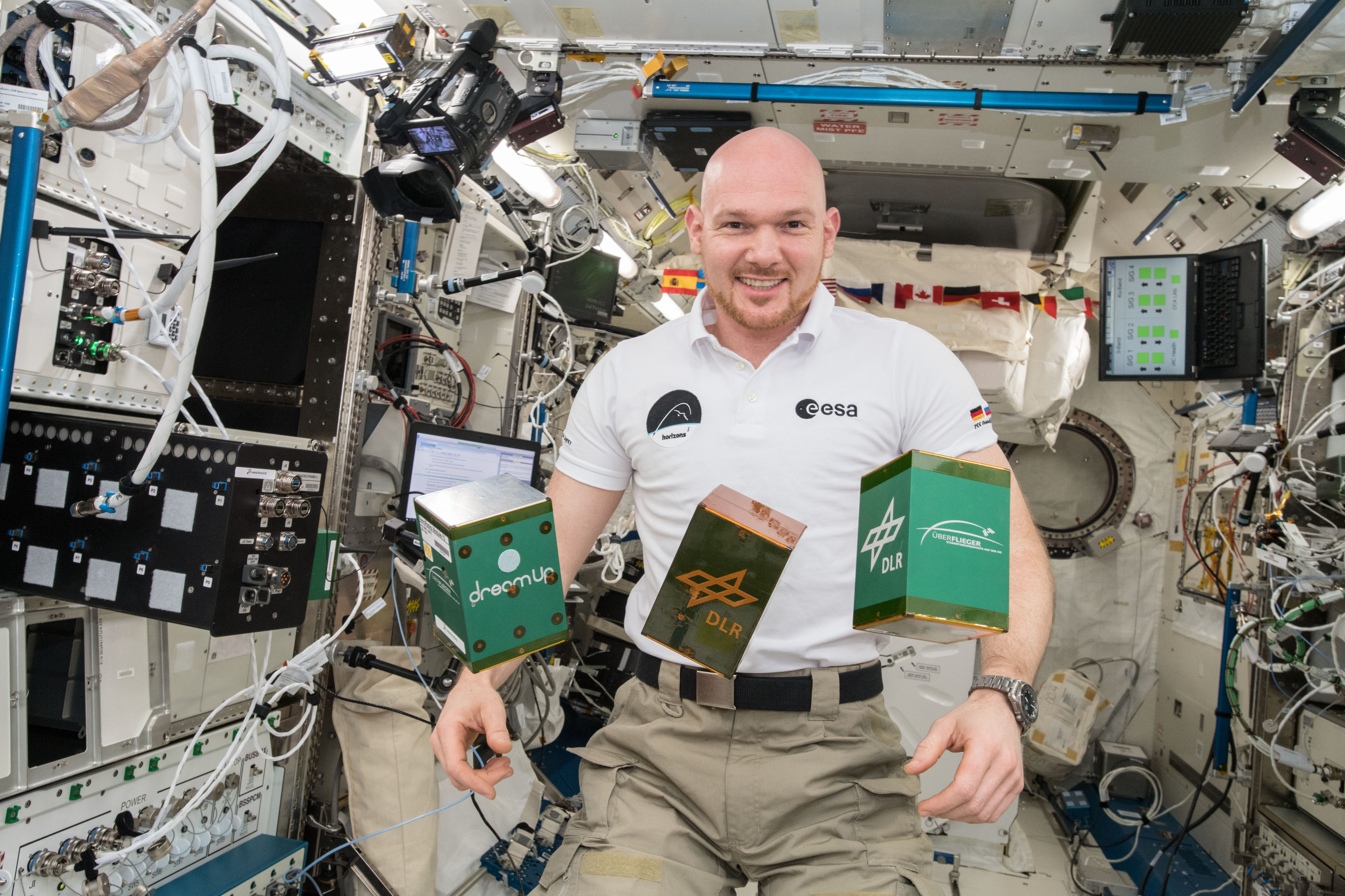 Alexander Gerst an Bord der ISS mit den drei Experimenten des Überfliegerwettbewerbs