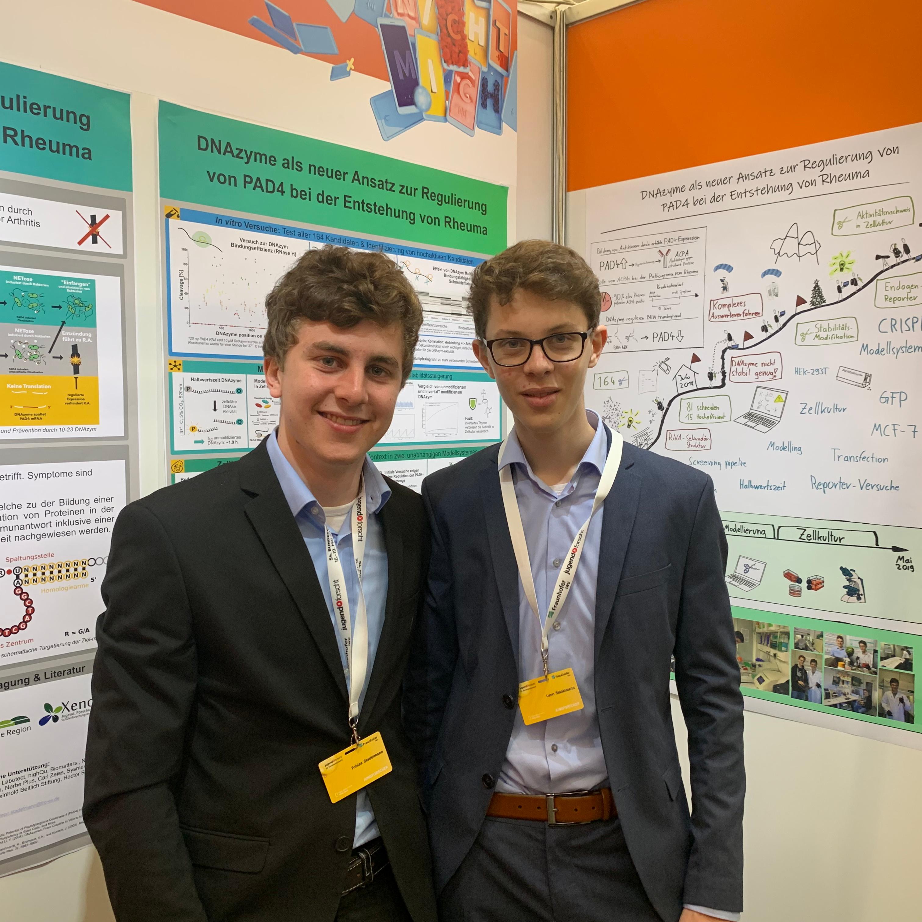 Die Biologie-Bundessieger von Jugend forscht 2019 Tobias Stadelmann (19) und Leon Stadelmann (17) aus Baden-Württemberg vor ihrem Forschungsposter.