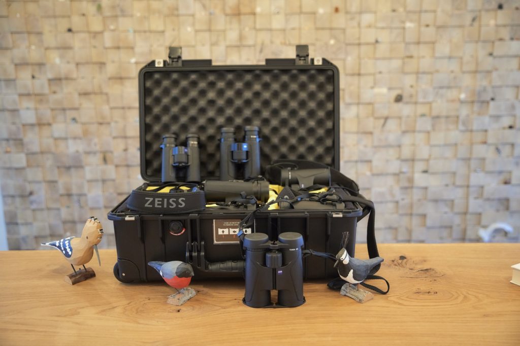 Dominik Eulberg will now be on the road with a case full of ZEISS binoculars for testing by participants in his birding excursions. 