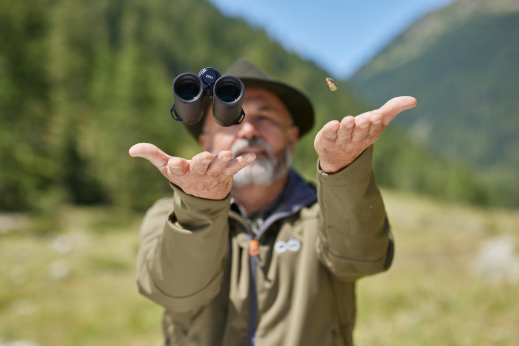 Hunter with the binocular ZEISS SFL 30